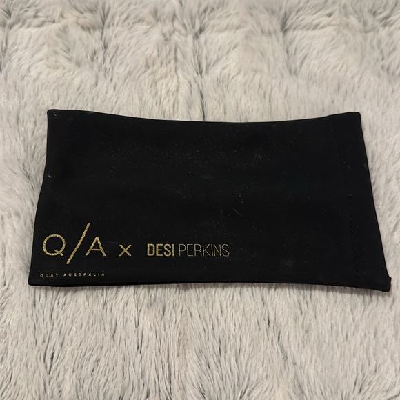 Quay mirrored Aviators by Desi Perkins - Picture 2 of 6